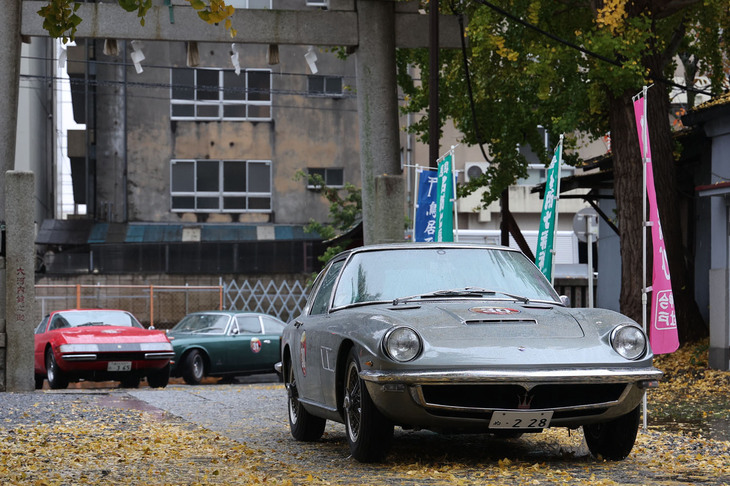 3台連なって今戸神社に到着した、1960年代生まれの最高級イタリアンスーパースポーツとGT。先頭は1964年「マセラティ・ミストラル」。