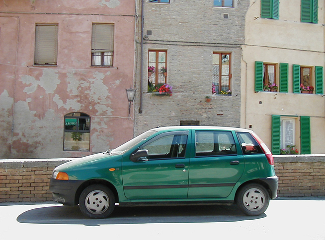 ジョルジェット・ジウジアーロがデザインを手がけた、初代「フィアット・プント」。シエナ旧市街で2003年に撮影。
