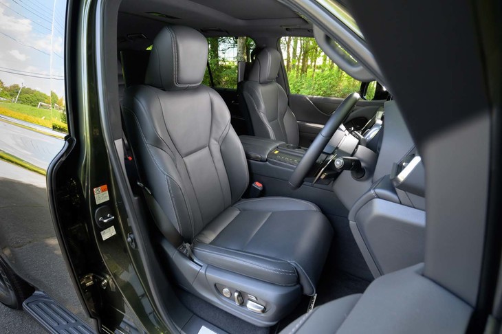 運転席にはよじ登るように乗り込む。シート表皮はセミアニリン本革で、ヒーター、ベンチレーターとも標準装備。