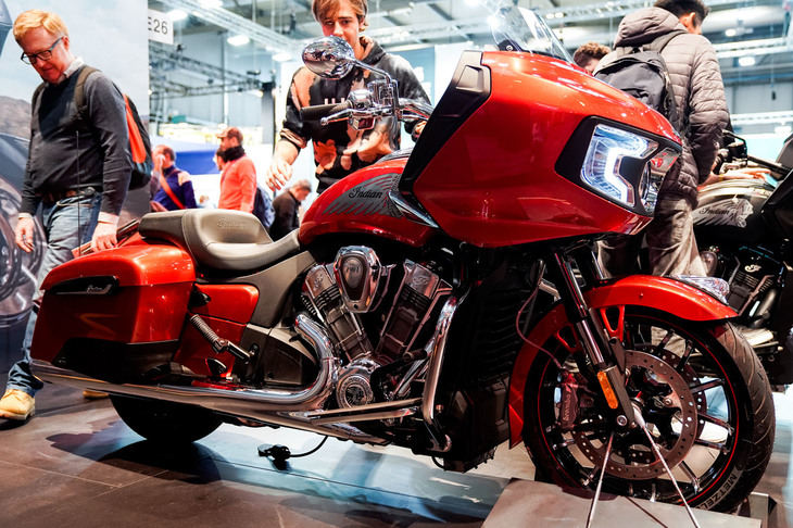 インディアン モーターサイクルの新型クルーザー「チャレンジャー」。新設計のエンジンは、排気量1768ccの水冷60度V型2気筒DOHC。大きな車体を支える高剛性なフレームに加え、倒立フォークや軽量アルミホイール、ラジアルマウントブレーキなど、スポーツモデルライクな足まわりやブレーキが採用されている。