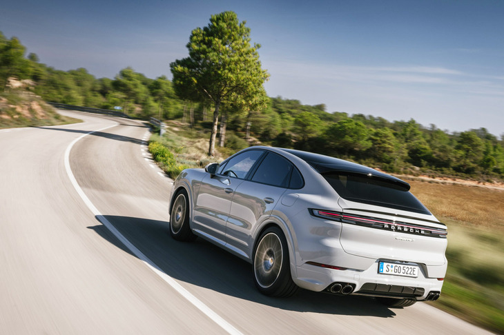 外装ではブラッシュステンレススチール製デュアルツインテールパイプも「カイエンS Eハイブリッド」の特徴。オプションで、よりスポーティーなサウンドを発生する「スポーツエキゾーストシステム」も用意される。