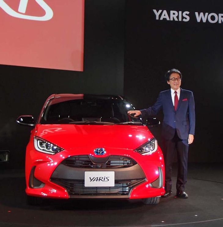 「ヤリス」と吉田守孝トヨタ自動車副社長のツーショット。新型の開発にあたっては、コンパクトカーだからと割り切らず、「ここから変えていく」の理念でクラスレスなクルマづくりを実践したという。