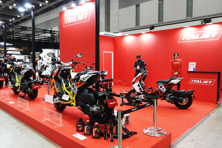 「東京モーターサイクルショー2024」より、イタルジェットのブースの様子。