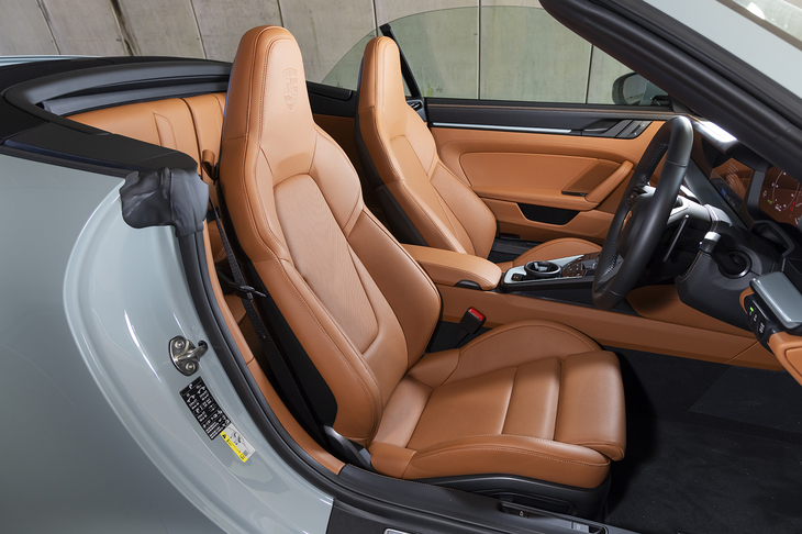 14wayの電動調整が可能なスポーツシートはオプションで装着可能。オープン時は外からも見えるだけに、こんな美しいレザーは汚さずに乗りたい。