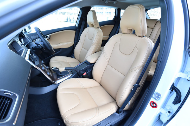 「V40 D4インスクリプション」のシートは本革仕立て。前席には、シートヒーターやランバーサポートも標準で備わる。