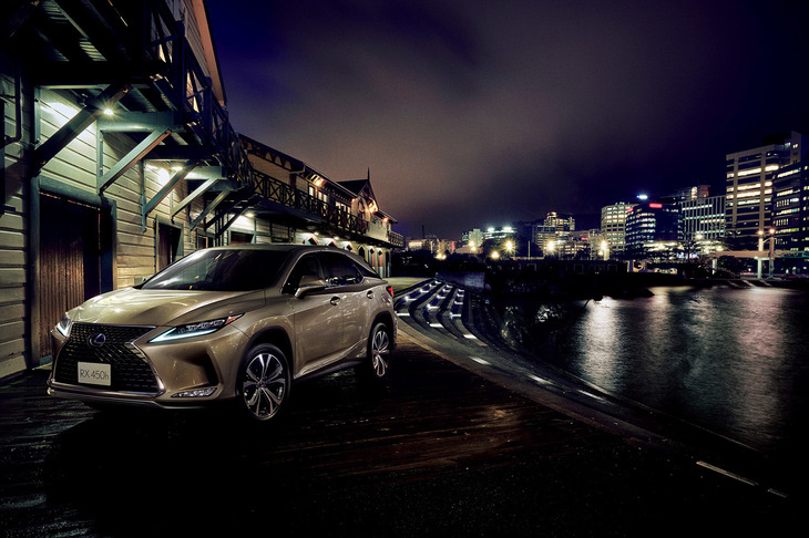 「レクサスRX」は「モテそうカー」の筆頭。以前メディアの企画でモデルさんを乗せた際、彼女はシートベンチレーターの機能に目を輝かせていた。世の女性にとって、快適性は重要なのである。