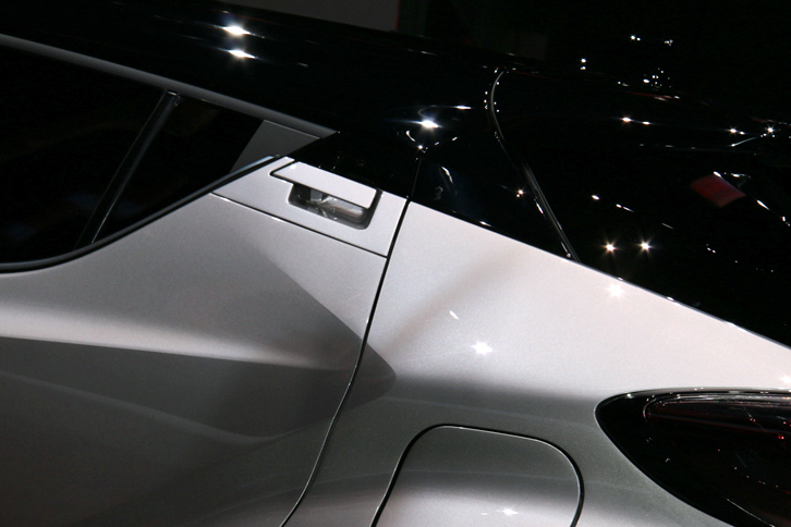 「トヨタC-HR」の後部ドア。1997年の「アルファ・ロメオ・アルファ156」から始まったと思われる“隠しドアノブ”は、ここまで進化した。