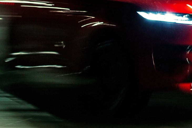 新型「ランドローバー・レンジローバー スポーツ」のディーザー画像。（ほか2点も同じ）