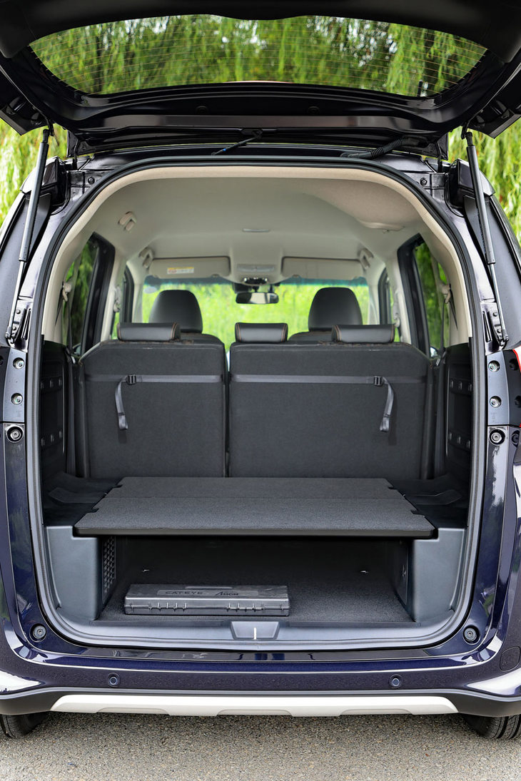 「フリード＋」の特徴といえば、なんといっても広くて機能的な荷室。耐荷重200kgのフロアボードで上下に2分割して使えるほか、ボードを外せば高さのある荷物を積むこともできる。