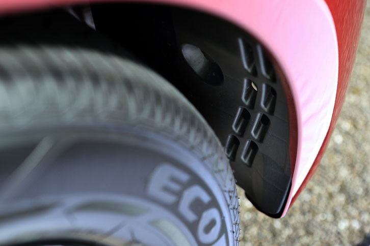 リアのホイールハウス後部には、エアインテークを追加。空気の流れを改めることで走行中の安定性を向上させている。