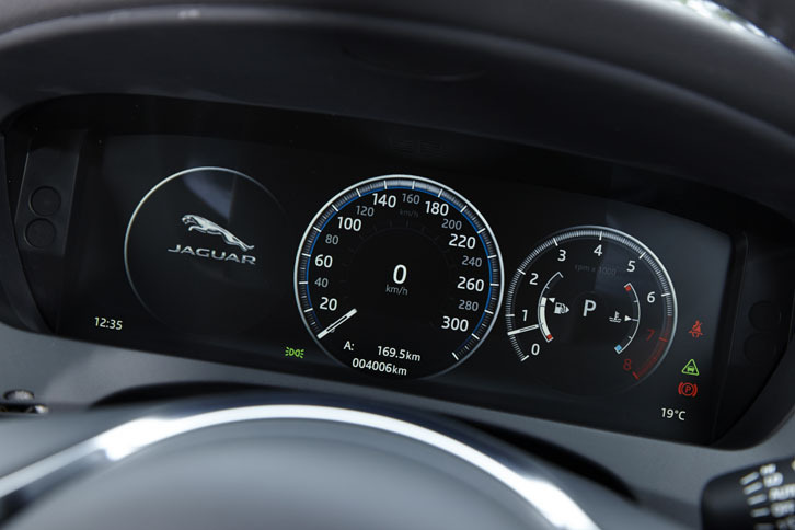 メーターパネルは液晶表示。画面のサイズは12.3インチで、表示する情報の種類やテーマカラーが変更できる。