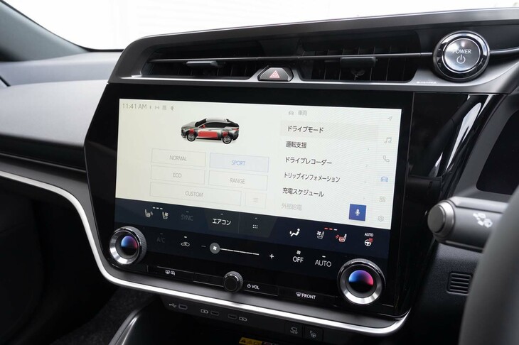 ドライブモードはセンタースクリーンを介して設定する。モードは「ノーマル」「スポーツ」「エコ」「レンジ」「カスタム」の全5種類。