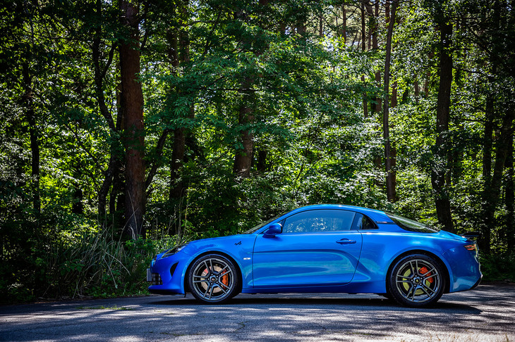 エアロキットの装着により「A110 Sアセンション」の全長は、ベース車の「A110 S」よりも25mm長い4230mmとなっている。1800mmの全幅と1250mmの全高、2420mmのホイールベースはベース車と同数値。