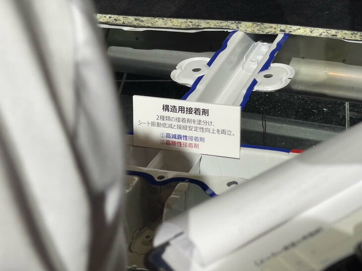 構造用接着剤の使用量は、なんと従来型の5倍。しかも2種類を使い分けているという。