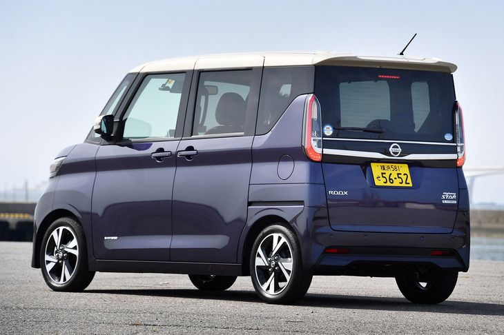 こちらは先代の「日産ルークス」。リアクオーターウィンドウの下端からDピラーにかけての処理に注目。ショルダーラインをキックアップさせてキャビンを薄く見せるのも、この手のクルマでは定番のやり方である。（写真：田村 弥）