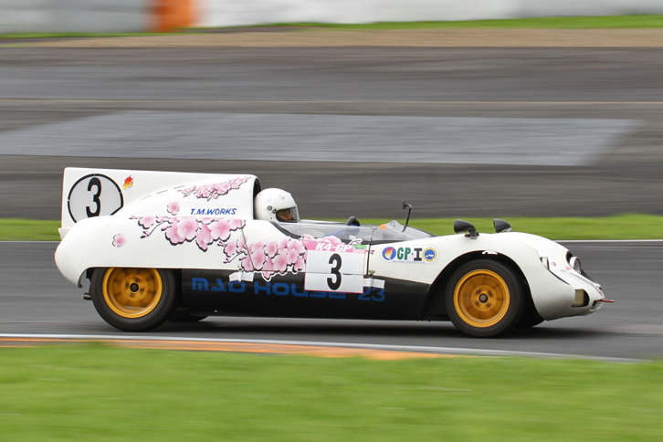 フェアリングとフィンを装着した「ロータス23」風の「MAD23AT」。GP-1クラス、ということはAT仕様である。