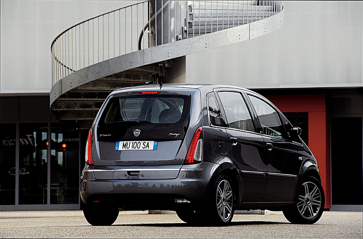 「ランチア・ムーザ」の後期型。2007年に撮影。