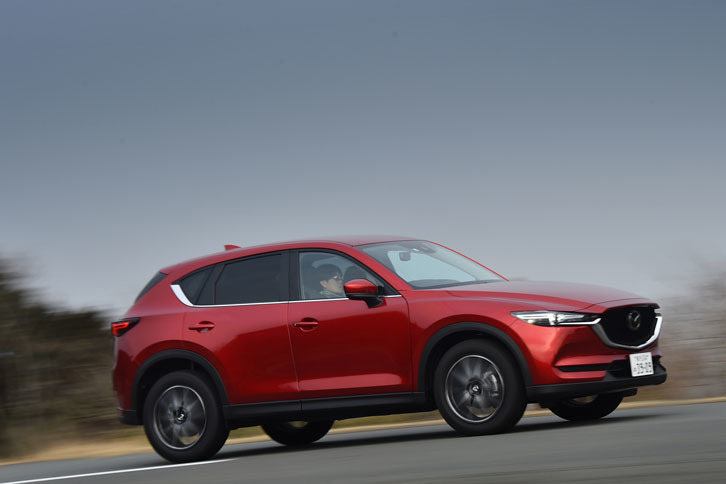 フロントの重量がより重くなるディーゼルエンジン搭載車よりも、ガソリンエンジンを積む「20S」の方が「G-ベクタリングコントロール」の効きが自然に感じられた。