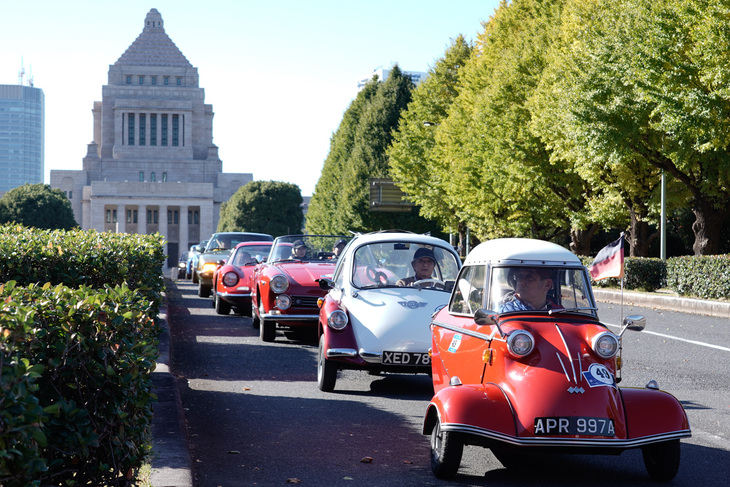 国会議事堂から桜田門方面に向かう参加車両。1960年「メッサーシュミットKR200」に1960年「ハインケル・トロージャン200」などが続く。