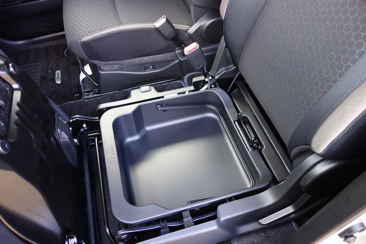 スズキ・クロスビー ハイブリッドMZ（助手席の収納トレー）