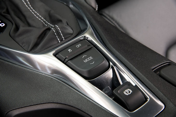 センターコンソールに備わるドライブモードの切り替えスイッチ。選択されたモードに応じて、パワーステアリングのアシスト量や、スロットルの開度、トラクションコントロールの介入度合い、「SS」では磁性流体ダンパーの減衰特性など、8つの制御が切り替わる。