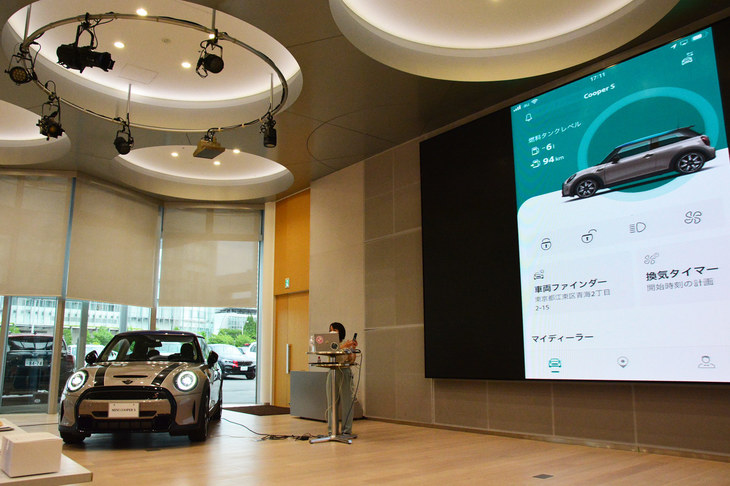 取材会ではデザインに関するワークショップに加え、携帯端末の専用アプリ「MINI App」の説明会も行われた。既存の「MINI Connected」をリニューアルしたもので、これまでは「iPhone」向けのみだったが、今後はAndroid携帯向けも用意されるという。