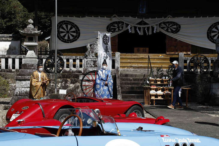 ご覧のように社紋も車輪をモチーフとしている。