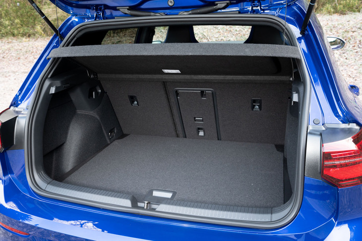ベース車ゆずりの快適性／実用性の高さは、歴代「ゴルフR」に共通する美点。荷室容量は他のグレードと同じく380リッターで、後席の可倒機構やアームレストスルー機構を使えば、よりかさばる荷物も積むことができる。