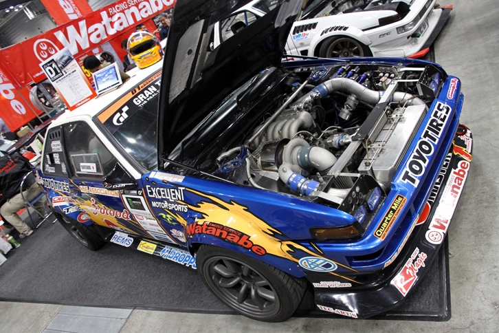 レーシングサービスワタナベのブースに展示されていた、昨季のD1グランプリでシリーズ10位となった「トヨタ・スプリンター・トレノGTアペックス」。AE86の2ドアだが、エンジンは580psまでチューンされた「ユーノス・コスモ」用3ローター・ロータリーターボに換装されている。
