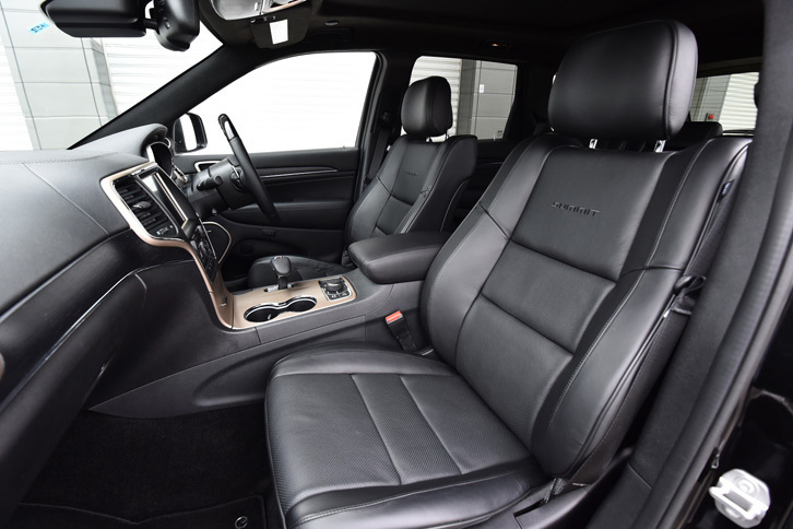 シート表皮はレザー。前後席ともにヒーターが内蔵されているほか、前席にはベンチレーション機能も備わっている。