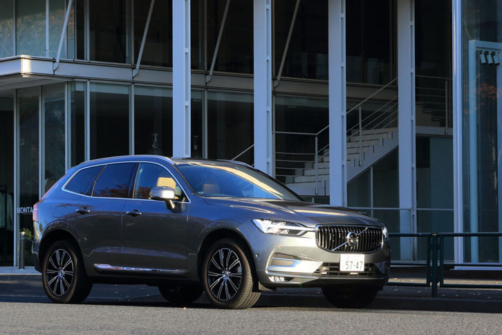 2代目「XC60」のフロントまわりは、新しいボルボのアイコンとなっているヘッドランプが印象的です。試乗した「XC60 T5 AWDインスクリプション」の場合、ボディーサイズは全長4690mm×全幅1900mm×全高1660mmで、街乗りするには少々横幅が……。しかしそれ以上に、このおしゃれな雰囲気は魅力的。大きな塊なのに、透明感があります。