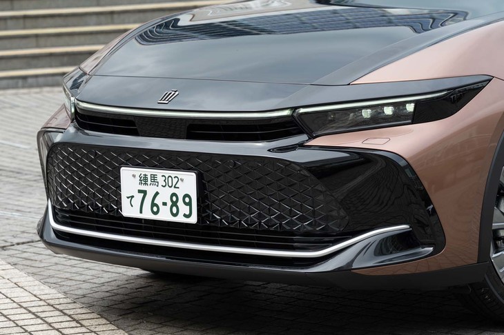 大きな開口部と鋭いヘッドランプが特徴的なフロントマスク。2.5リッターハイブリッド車にはグリルシャッターが備わっている。