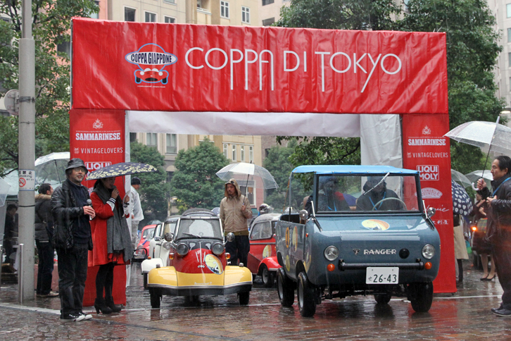 強まる雨の中、午前10時にスタート。カーナンバー1を与えられたのは、非常に珍しい1967年「フェルヴェス・レンジャー」（写真右）。2代目「フィアット500」のコンポーネンツを流用したイタリア製ミニオフローダー。このクルマの駆動方式はRRだが、後年4WDに発展した。