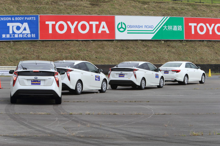 先導車の後方でコースインを待つ試乗車の「トヨタ・プリウス」。今回の試乗会は富士スピードウェイのショートサーキットで行われた。