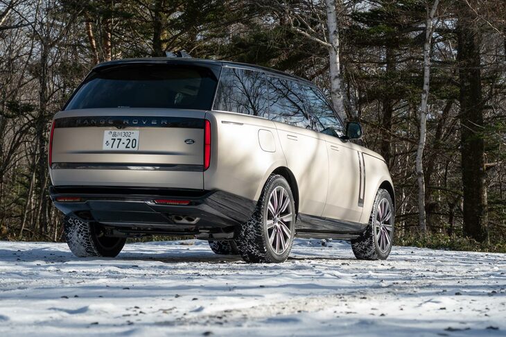 2021年10月に発表された5代目「レンジローバー」。本格的な電動パワートレインにも対応する、ランドローバーの新世代アーキテクチャー「MLA-Flex」を採用した最初のモデルで、プラグインハイブリッド車に加え、2024年には電気自動車も投入されるという。