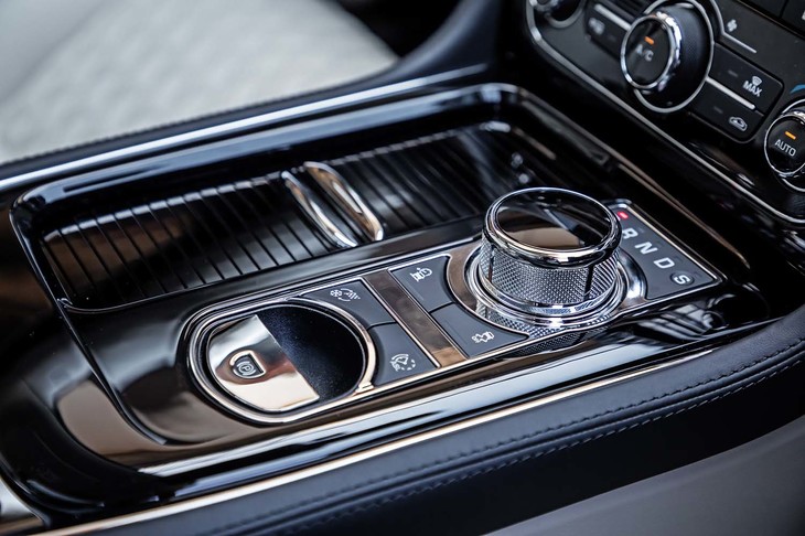センターコンソールに備わるローレット加工が施されたダイヤル式のシフトセレクター。トランスミッションは8段ATで、シフトパドルによるマニュアル変速も可能となっている。