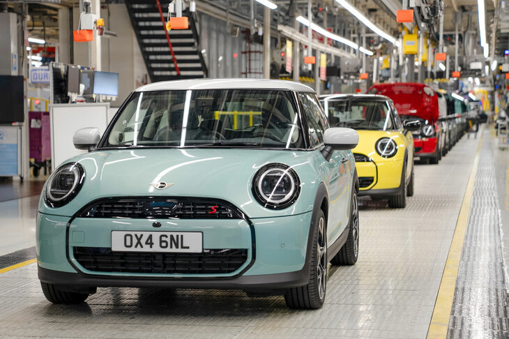 渕野氏の期待に応えて、MINIのふるさと、オックスフォード工場を続々とラインオフする「MINIクーパー」のICE車。　
	ほった「……なんだか、地球侵略をもくろむ宇宙人みたいですね」　
	清水「自衛隊あたりに、あっさり撃退されそうだけどね」