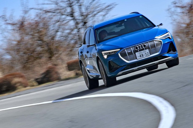 前後アクスルにそれぞれ駆動用モーターを搭載し、4輪を駆動。システム全体で最高出力313PSと最大トルク540N・mを発生する（モーターごとの出力／トルクは未公表）。