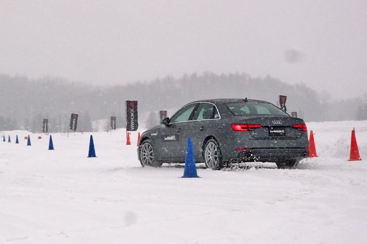 従来品よりタイヤのパターンノイズを従来比33％低減させた「アイスガード6」は、快適性もセリングポイントのひとつ。写真は、雪上でスラローム走行に臨む「アウディA4」のアイスガード6装着車両。