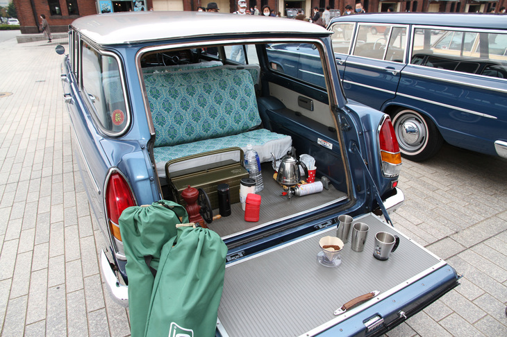 「セドリック エステートワゴン」は後ろ向きのサードシートを備えた3列シート（3＋3＋2）の8人乗りだった。リアウィンドウは電動開閉式で、下方開き式のテールゲートに収まる（ウィンドウを下げないとテールゲートは開かない）。