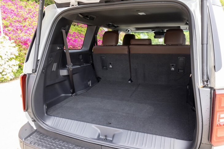 荷室は、3列目シート使用時の床面長（奥行き）を「プラド」より25mm拡大。5人乗車時の荷室容量も、398リッターから408リッターにアップしている。