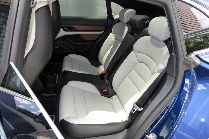 ポルシェ・タイカン4クロスツーリスモ（リアシート）