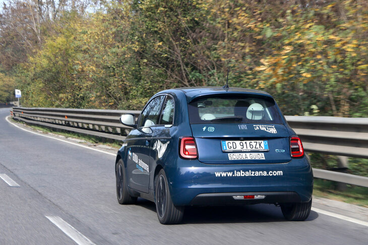スーペルストラーダ（自動車専用道路）で、ロレンツォ氏の「500e」は俊足ぶりを見せつけてくれた。カタログ値による0-100km/h加速は9秒。