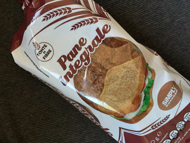 こちらは「パーネ・インテグラーレ」、全粒粉パンのこと。
