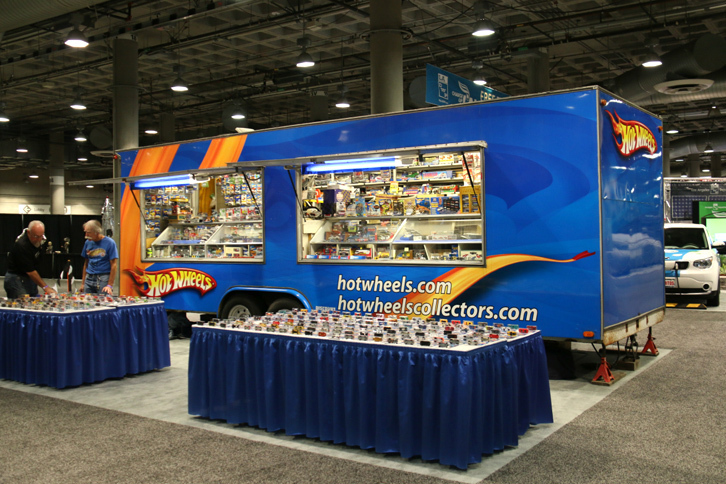 「GARAGE」と名付けらけたパビリオンには、チューナーやカスタマイズ工房、ファンクラブ、さらにグッズのショップが軒を連ねる。米国車ファンにとっては魅惑の館（やかた）だ。入り口付近で真っ先に迎えてくれたのは、「ホットウィール」のミニカー屋台だった。