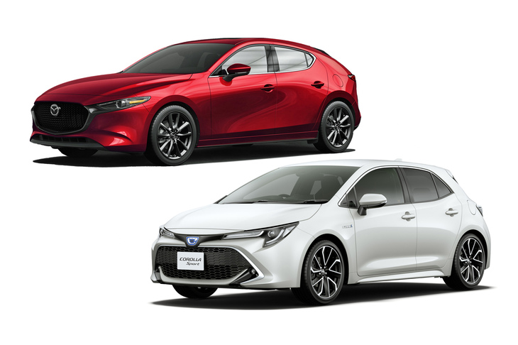 新型「マツダ3」（左上）と「トヨタ・カローラ スポーツ」（右下）。