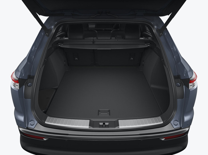 荷室の容量は5人乗車時で570リッター。