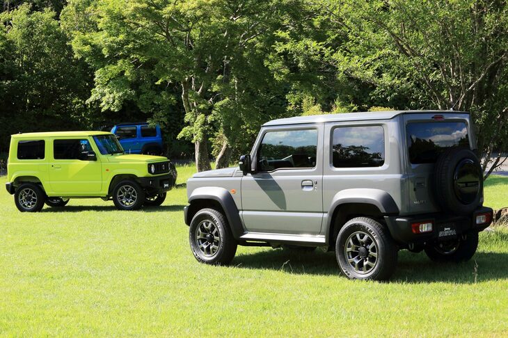 2018年登場の現行型「スズキ・ジムニー／ジムニー シエラ」。やや乗用車ライクだった先代からイメージを一新し、武骨なクロカンテイストを前面に押し出したデザインとなった。