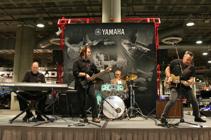 ヤマハ2社による社員バンドの演奏。後方でドラムを担当する、デイヴ・ジェウェル氏の朗らかな表情を見よ！