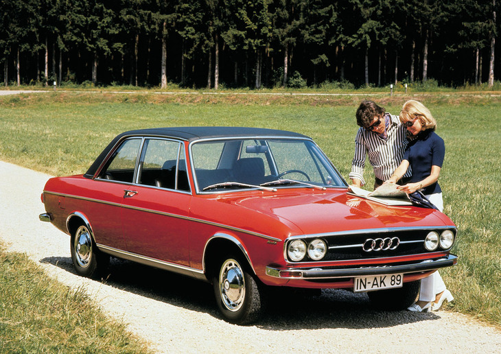 1968年「アウディ100」。フォルクスワーゲン傘下となってから登場した当時のアウディのフラッグシップだが、基本設計はダイムラー・ベンツの支配下時代にさかのぼるため、内外装ともに“FFのメルセデス”的な雰囲気を持っていた。